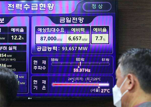 정부가 3분기 전기요금 연료비 조정단가를 5원 인상한다고 27일 발표했다. 이날 한국전력공사 서울본부 로비에 설치된 상황 모니터 앞에서 한 시민이 통화하고 있다. 무더위에 전력 사용이 급증하며 전력 수급에도 비상이 켜졌다. [박형기 기자]