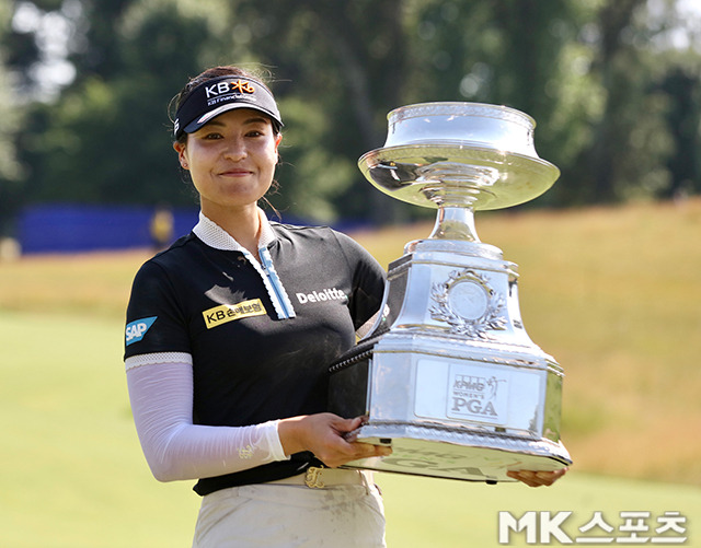 전인지가 2022 LPGA투어 3번째 메이저대회 ‘KPMG 위민스 PGA 챔피언십’ 우승컵과 함께 감격하고 있다. 사진(미국 베세즈다)=고홍석 통신원