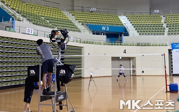 맹훈련을 하고 있는 우리카드 이적생 정성규. 사진(인천)=이정원 기자