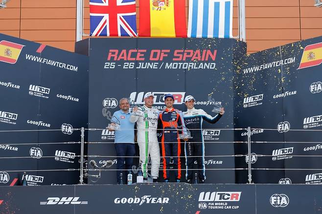 BRC 현대 N 스쿼드라 코르세팀 미켈 아즈코나 선수(오른쪽에서 두 번째)가 6월 25~26일 열린 ‘2022 WTCR’ 스페인 대회에서 우승을 차지하고 포디움에 올라선 모습./사진제공=현대차