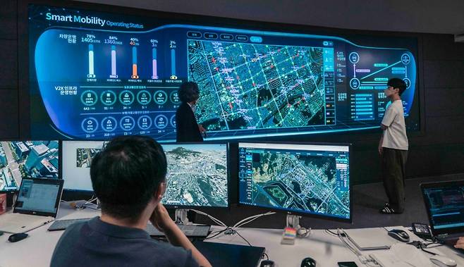 서울 미래 모빌리티 센터’ 관제실에서 디지털 트윈으로 구현된 상암 자율주행 시범운영지구의 관제를 진행하고 있는 모습. /사진=SK텔레콤