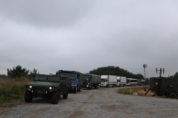 육군 제3군수지원여단 장병들이 전투부대에 필요한 물자들을 보급하기 위해 준비하고 있다. /사진제공=합참