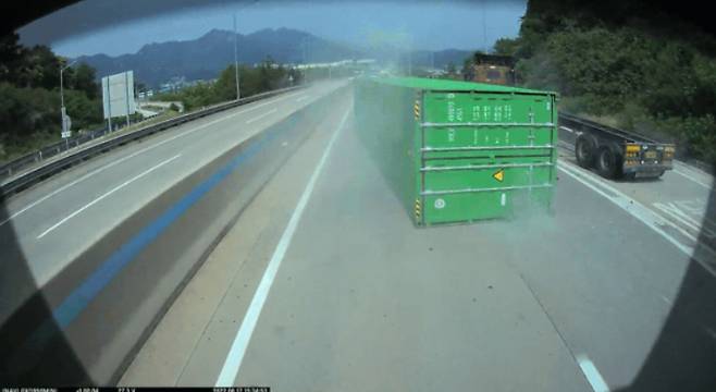 빠르게 떨어지는 컨테이너에 A씨의 차량이 속수무책으로 부딪쳤다. /사진=온라인 커뮤니티 '보배드림' 갈무리