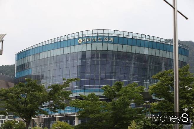 더불어민주당 소속 전남도의원들이 제12대 전라남도의회 의장 선거 출마 후보로 4선인 서동욱 당선인(순천4)을 선출했다./전남도의회