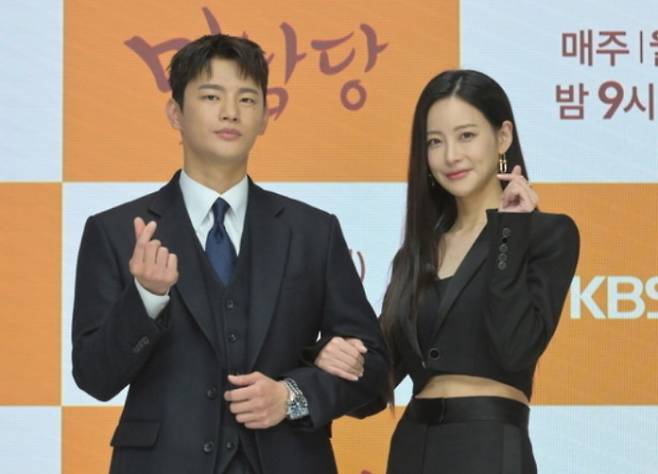 불법 해고 논란에 휩싸인 '미남당'이 불안한 새출발을 알렸다. 27일 오후 KBS2 새 월화드라마 '미남당'(극본 박혜진, 연출 고재현 윤라영) 온라인 제작발표회가 열렸다. 사진은 배우 서인국과 오연서. /사진=KBS 제공