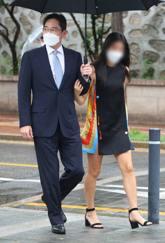 이재용(왼쪽) 삼성전자 부회장이 27일 정의선 현대차그룹 회장 장녀 진희씨 결혼식이 열리는 서울 중구 정동교회로 딸과 함께 들어가고 있다. 연합뉴스