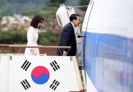 윤석열 대통령과 부인 김건희 여사가 스페인 마드리드에서 열리는 나토(북대서양조약기구) 정상회의 참석을 위해 27일 경기 성남 서울공항에서 공군 1호기에 탑승하고 있다. 뉴시스