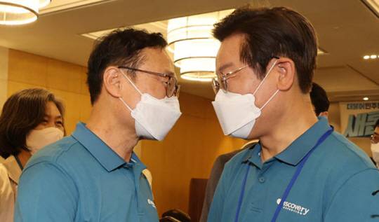 더불어민주당 이재명(오른쪽) 의원과 홍영표 의원이 지난 24일 충남 예산군 덕산리솜리조트에서 열린 민주당 국회의원 워크숍을 마친 뒤 얼굴을 맞대고 대화하고 있다. 연합뉴스