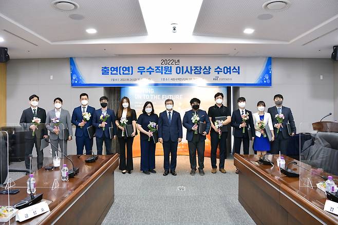출연연 우수연구자 시상식 수상자들이 기념촬영을 하고 있다.[NST 제공]