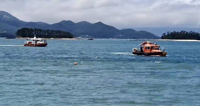 26일 전남 완도군 신지면 송곡항 일대 해상에서 해경 대원들이 실종 초등생 일가족의 행방을 수색하고 있다. [연합]