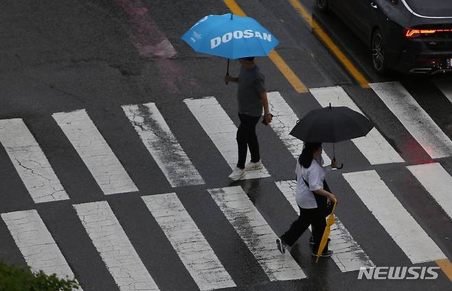 [춘천=뉴시스] 김경목 기자 = 23일 오후 시민들이 강원 춘천시에 올여름 첫 장맛비가 내리자 우산을 쓰고 횡단보도를 걸어가고 있다. 2022.06.23. photo31@newsis.com