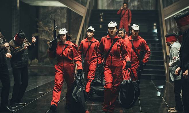 세계적 인기를 끈 넷플릭스 오리지널 시리즈 ‘종이의 집’을 리메이크한 ‘종이의 집: 공동경제구역’이 최근 공개됐다. 파트 1에 해당하는 6부작이 먼저 공개됐으며, 나머지 6부작을 담은 파트 2는 올 하반기에 나온다. 넷플릭스 제공