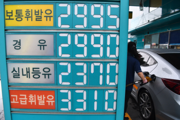 27일 고유가속에 서울시내 한 주유소에서 주유원이 차량에 기름을 넣고 있다.  2022. 6. 27 안주영 전문기자