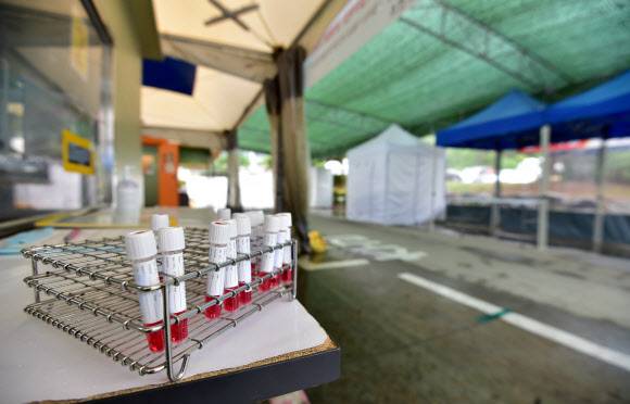 한산한 코로나19 선별진료소 - 코로나19 신규 확진자가 9778명으로 집계된 14일 대구 서구보건소 선별진료소가 한산한 모습을 보이고 있다. 대구 뉴시스