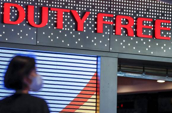 새달부터 해외거주자 온라인 면세품 역직구 허용 - 원달러 환율이 1300원대를 넘나들면서 면세업계가 자구책 마련에 나선 가운데 27일 한 시민이 서울시내 면세점 앞을 지나가고 있다. 정부는 다음달부터 해외 거주자가 온라인으로 면세품을 살 수 있는 역직구를 허용하기로 했다.뉴시스