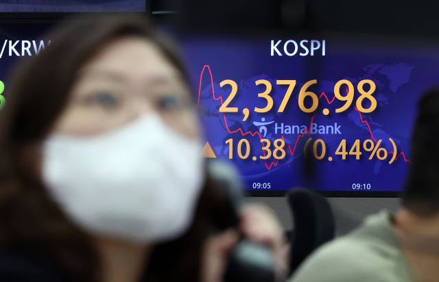 27일 오전 서울 중구 하나은행 딜링룸 전광판에 코스피 지수 등이 표시되고 있다./연합뉴스