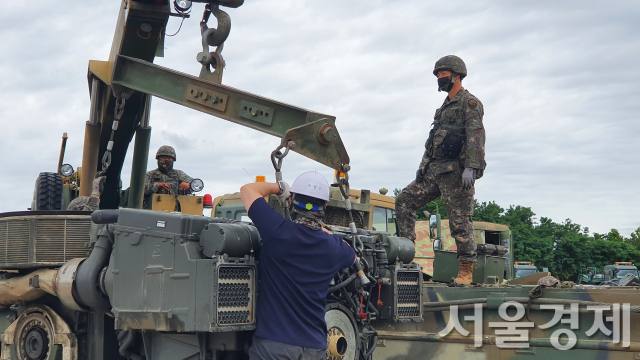 합동지속지원훈련에 참가한 육군 제 3군수지원여단 장병들이 유사시 지역분배소를 구축해 장비를 정비하는 과정을 숙달하고 있다. 사진제공=합참