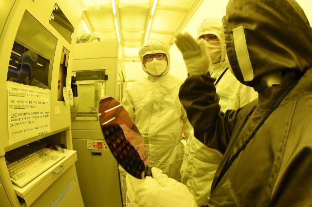 장상윤 교육부 차관이 20일 관악구 서울대학교 반도체공동연구소에서 주요 제조 공정을 살펴보고 있다. 연합뉴스