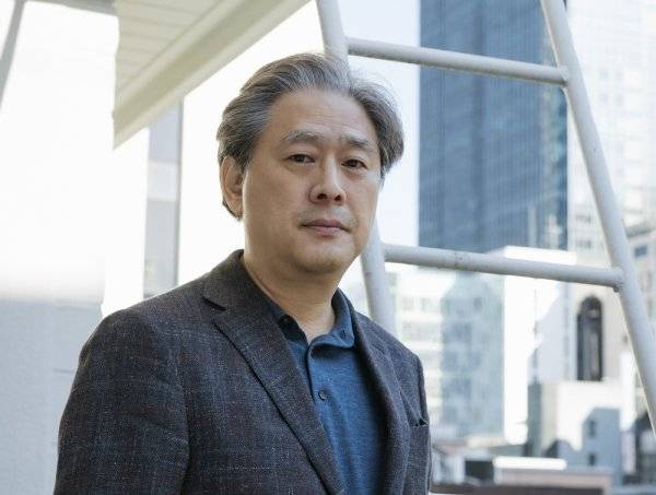 영화 ‘헤어질 결심’은 파격적인 베드신 없이도 “남녀의 아슬아슬하고 에로틱하고 분위기”로 꽉 채워졌다. 박찬욱 감독은 그만큼 순수하고 고전적인 “어른들의 사랑 영화”라고 말했다. 사진제공｜CJ ENM