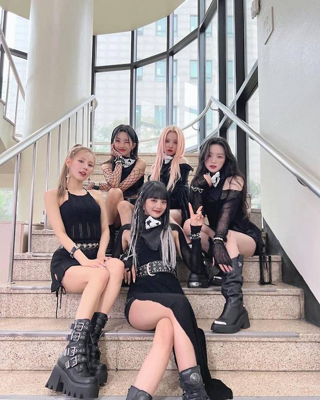 지난 24일 뮤직뱅크에서 새롭게 편곡한 ‘TOMBOY’를 선보인 후 계단 샷을 찍었다. (여자)아이들 공식 SNS 제공