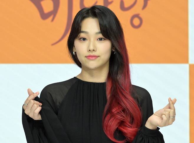 배우 강미나가 27일 오후 온라인으로 진행된 KBS2 월화드라마 '미남당' 제작발표회에 참석해 포즈를 취하고 있다.  '미남당'은 카카오 페이지 공모전에서 대상을 수상한 화제작 '미남당-사건수첩'을 원작으로 하는 전직 프로파일러이자 현직 박수무당의 좌충우돌 미스터리 코믹 수사극이다. / 사진제공=KBS /사진=김창현 기자 chmt@