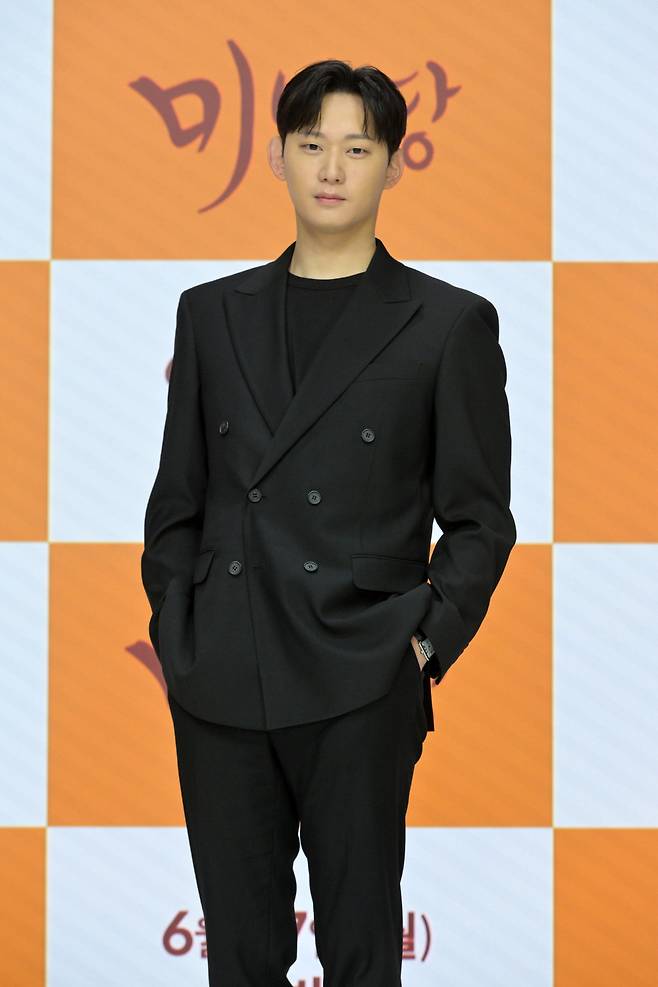 배우 권수현이 27일 오후 온라인으로 진행된 KBS2 월화드라마 '미남당' 제작발표회에 참석해 포즈를 취하고 있다.  '미남당'은 카카오 페이지 공모전에서 대상을 수상한 화제작 '미남당-사건수첩'을 원작으로 하는 전직 프로파일러이자 현직 박수무당의 좌충우돌 미스터리 코믹 수사극이다. / 사진제공=KBS /사진=김창현 기자 chmt@