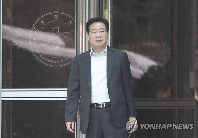 출근하는 김창룡 경찰청장 (서울=연합뉴스) 임화영 기자 = 김창룡 경찰청장이 27일 오전 서울 서대문구 경찰청으로 출근하고 있다.
    김 청장은 이날 출근 후 사의를 표명했다. 2022.6.27 hwayoung7@yna.co.kr