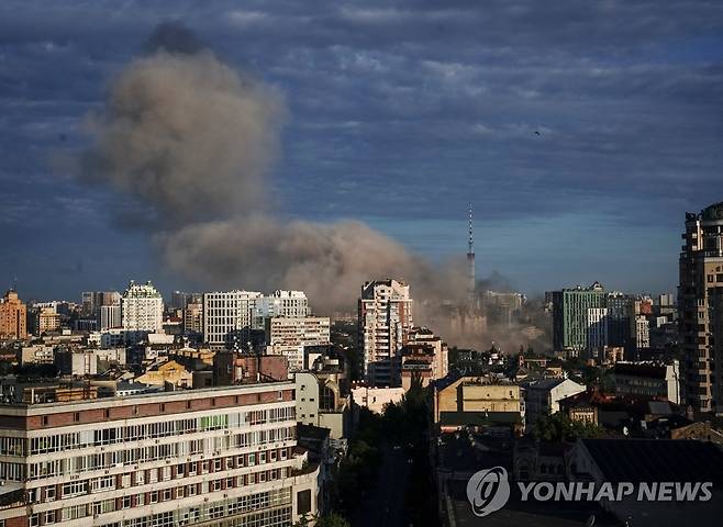 미사일 공격 받아 연기 치솟는 우크라 키이우 상공 (키이우 로이터=연합뉴스) 26일(현지시간) 러시아의 미사일 공격을 받은 우크라이나 수도 키이우의 하늘에 연기가 치솟고 있다. 2022.6.27 jsmoon@yna.co.kr