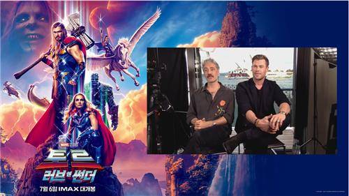 '토르: 러브 앤 썬더' 화상 기자간담회 (왼쪽부터) 타이카 와이티티 감독, 크리스 헴스워스. [월트디즈니컴퍼니 코리아 제공. 재판매 및 DB 금지]