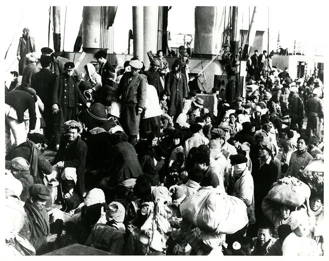 1950년 흥남철수작전 당시 피란민 모습. [미국 해군 군 감사실 기증 사진. 전쟁기념관 제공. 재판매 및 DB 금지]