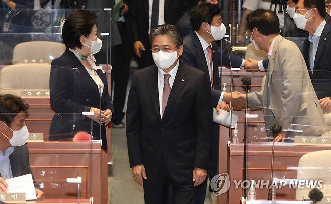 국민의힘 정책의총 참석한 정승일 한전 사장 (서울=연합뉴스) 정승일 한국전력공사 사장이 27일 오후 서울 여의도 국회에서 열린 국민의힘 정책의원총회에 참석하고 있다. 이날 총회는 탈원전과 전기료 인상을 논의하기 위해 마련됐다. 2022.6.27 [국회사진기자단] srbaek@yna.co.kr