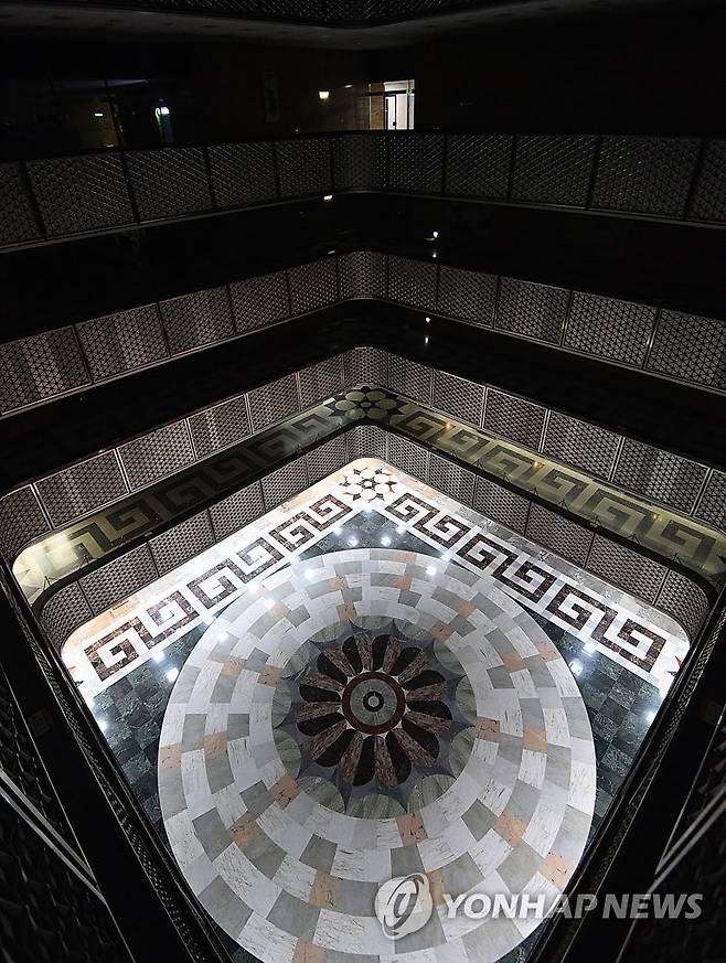 적막감 감도는 국회 로텐더홀 (서울=연합뉴스) 하사헌 기자 = 더불어민주당이 국회 법제사법위원장 자리를 애초 합의대로 국민의힘에 넘기겠다고 하면서 장기 공전을 이어가는 국회 원 구성 협상이 새 국면으로 접어드는 양상이다. 그러나 민주당이 법사위 양보의 조건으로 내건 사법개혁특별위원회 구성에 대해 국민의힘이 반대하고 있어 이번주 내에 대화가 진전을 이룰 수 있을지는 가늠하기 어렵다. 26일 서울 여의도 국회 로텐더홀에 적막감이 감돌고 있다. 2022.6.26 [국회사진기자단] toadboy@yna.co.kr