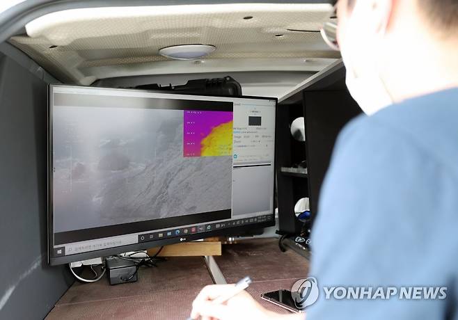 실종 초등생 가족 드론 수색 (완도=연합뉴스) 천정인 기자 = 실종된 조유나(10) 양의 가족을 찾기 위한 수사가 엿새째 이어진 27일 전남 완도군 신지면 물하태선착장에서 경찰 관계자가 드론 수색 상황을 모니터하고 있다. 조양의 가족은 지난달 31일 휴대전화가 꺼진 것을 마지막으로 행방이 묘연해 경찰이 수색 중이다. 2022.6.27 iny@yna.co.kr