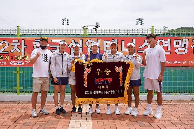 우승한 NH농협은행 선수단. [프리랜서 김도원 기자 제공. 재판매 및 DB 금지]