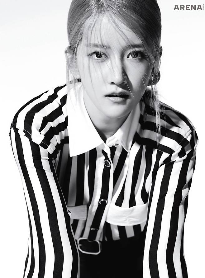 스트라이프 셔츠·팬츠·이어링은 모두 생 로랑 by 안토니 바카렐로 제품.