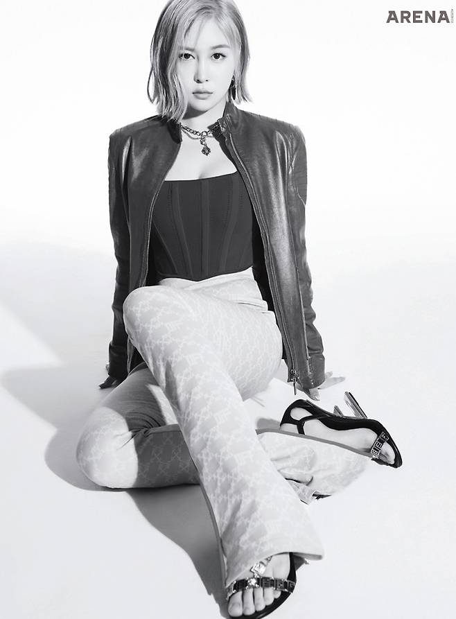 톱은 디온 리 by 파페치, 재킷은 질 샌더, 팬츠는 오프화이트, 스트랩 힐은 펜디, 네크리스는 버저비 제품.