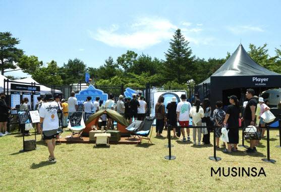 무신사가 지난 24일부터 26일까지 진행된 ‘2022 고아웃 캠프’에서 부스를 운영했다. 사람들이 무신사 부스에서 이벤트를 즐기고 있다(사진=무신사)