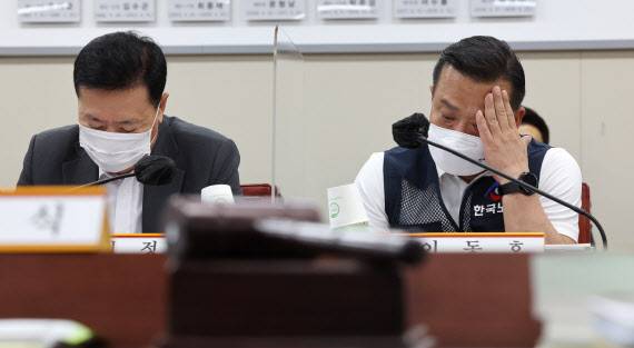 28일 오후 세종시 정부세종청사 최저임금위원회 회의실에서 열린 제7차 전원회의에서 사용자위원인 류기정 한국경영자총협회 전무(왼쪽)와 근로자위원인 이동호 한국노총 사무총장이 자리하고 있다.(사진=연합뉴스)