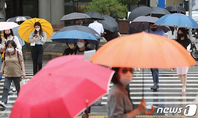 본격 장마철이 시작된 27일 서울 여의도역 부근에서 우산을 쓴 시민들이 이동하고 있다. 2022.6.27/뉴스1 © News1 허경 기자