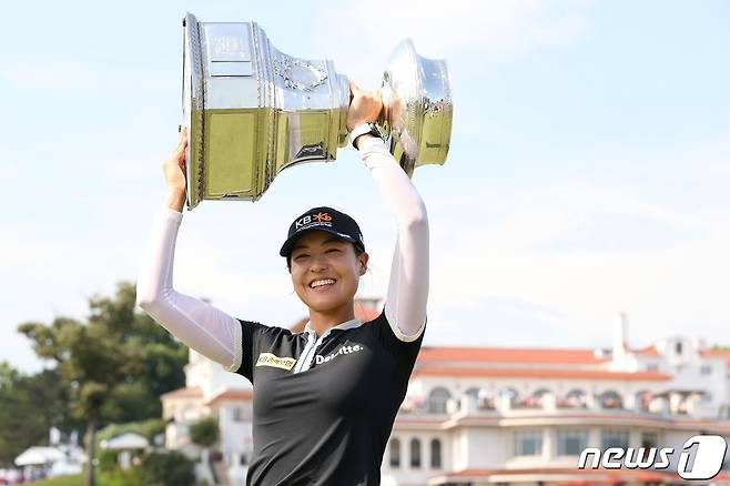 전인지가 26일(현지시간) 메릴랜드주 베세즈다의 콩그레셔널 컨트리 클럽에서 열린 LPGA 투어 메이저대회인 KPMG 위민스 PGA 챔피언십 대회서 3년 8개월 만에 우승 트로피 들고 기뻐하고 있다. © AFP=뉴스1