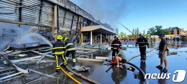 27일(현지시간) 러시아군의 미사일 공격을 받은 우크라이나 크레멘추크의 한 쇼핑몰의 모습. 2022.06.27/뉴스1 © AFP=뉴스1 © News1 김민수 기자