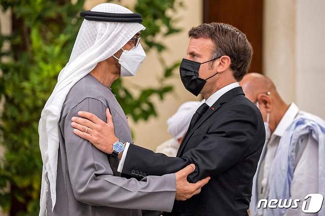 무함마드 빈 자예드 알 나흐얀 UAE 대통령이 15일(현지시간) 아부다비에서 에마뉘엘 마크롱 프랑스 대통령으로부터 73세로 별세한 셰이크 할리파 빈 자예드 알 나흐얀 전 대통령의 조문을 받고 있다.  2022.05.15 © AFP=뉴스1 © News1 우동명 기자