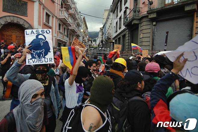 에콰도르 시위대가 17일(현지시간) 수도 키토의 카론델레 대통령궁 앞에서 경찰과 대치 중인 모습. 2022.06.17/뉴스1 © AFP=뉴스1 © News1 김민수 기자