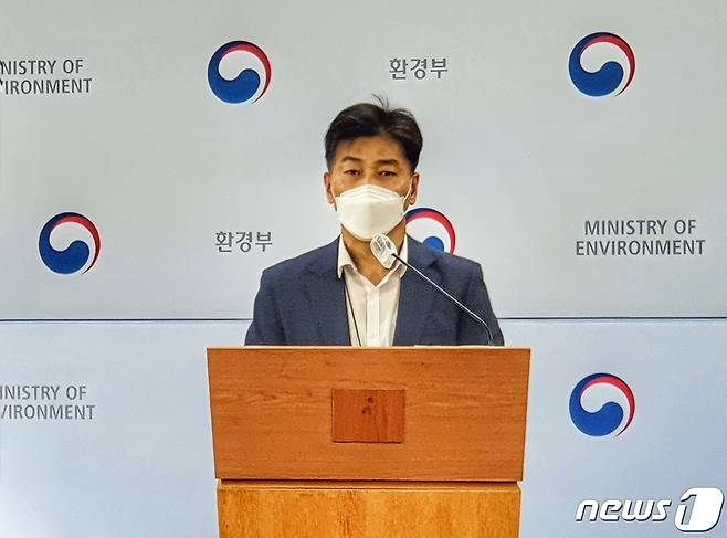 서흥원 온실가스종합정보센터장이 28일 오전 세종 정부청사 환경부 브리핑룸에서 온실가스 배출량 관련 설명하고 있다. © 뉴스1 황덕현 기자