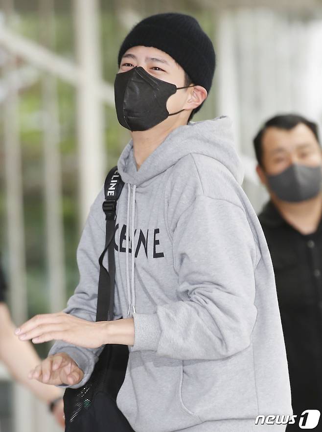 배우 박보검이 셀린느(CELINE) 남성 여름 2023 패션쇼를 마치고 28일 김포비즈니스항공센터를 통해 프랑스에서 귀국해 환호하는 팬들에게 미소를 짓고 있다. © News1 권현진 기자