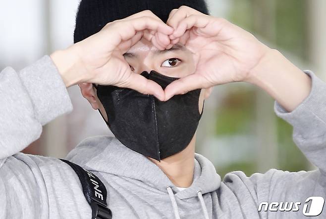 배우 박보검이 셀린느(CELINE) 남성 여름 2023 패션쇼를 마치고 28일 김포비즈니스항공센터를 통해 프랑스에서 귀국해 하트를 그리고 있다.  © News1 권현진 기자