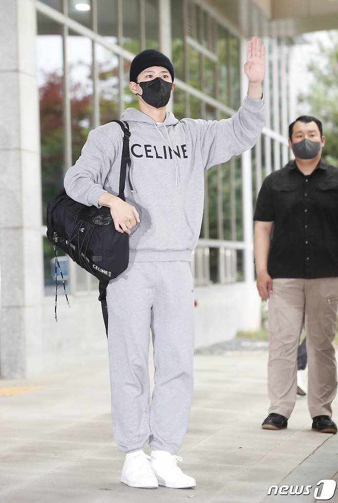 배우 박보검이 28일 김포비즈니스항공센터를 통해 프랑스에서 귀국해 환호하는 팬들에게 사랑스러운 손 인사를 하고 있다. © News1 권현진 기자