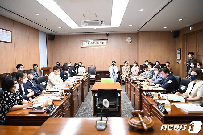 광주 서구의회가 28일 오전 10시 1층 소회의실에서 제9대 의원 당선인 13명을 대상으로 오리엔테이션을 개최하고 있다. (광주 서구의회 제공) 2022.6.28/뉴스1 © 뉴스1
