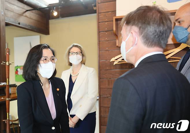 김현숙 여성가족부 장관은 28일 정부서울청사 인근에서 주한 5개국 대사(미국, 영국, 캐나다, 호주, 뉴질랜드)와 오찬 간담회를 갖고 여성가족부와 주한 5개국의 양성평등․가족․청소년 분야 정책 교류 및 협력 확대 방안에 대해 논의했다.(여가부제공)© 뉴스1