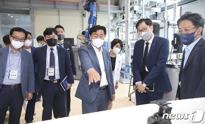 김관영 전북도지사 당선인(가운데)은 28일 전주시 소재 한국탄소산업진흥원을 방문해 전북 탄소산업 육성 방안 등을 모색했다.(전북도지사직 인수위 제공)2022.6.28/© 뉴스1